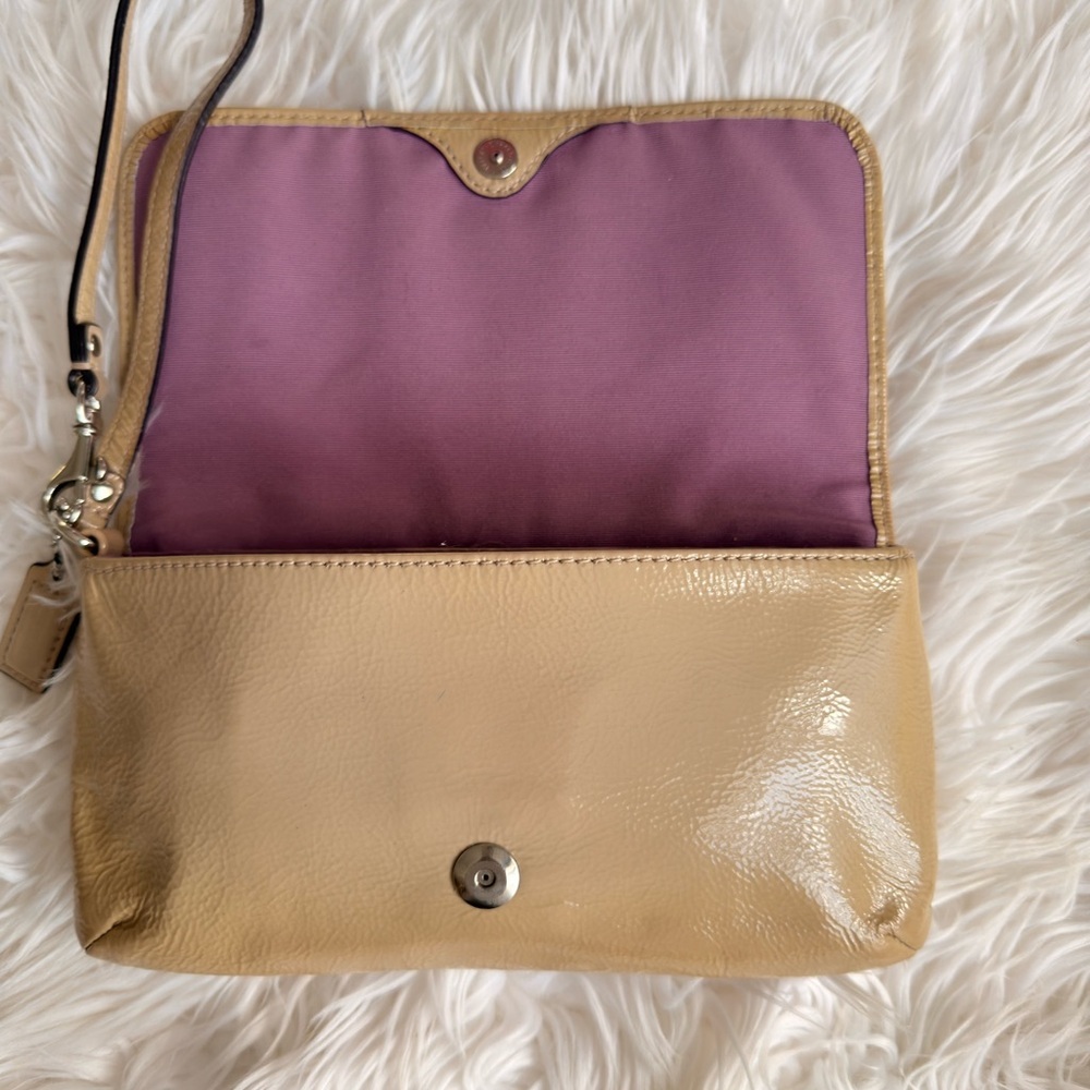 Coach Ashley Taupe Pattent Leather Flap Closure Credit Card Wristlet Wallet - Picture 3 of 8